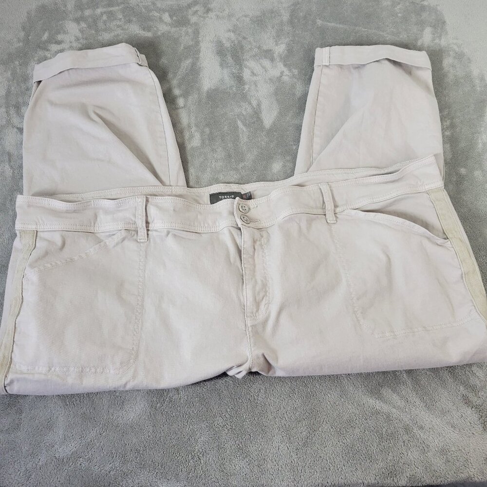 Torrid 30 Jeans Feel the Fit Capri Off White Denim Tuxedo Stripe Stretch CAP24E